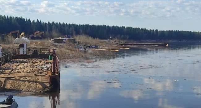 В России в реки вылилось 90 тонн нефти. «Черное золото» приближается к морю