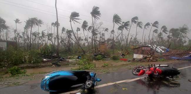 Ветер 175 км/час: на Индию обрушился сильнейший циклон, есть человеческие жертвы