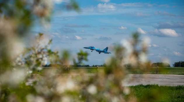 Українські авіатори продемонстрували неймовірні кадри польотів вітчизняних винищувачів Українські авіатори продемонстрували неймовірні кадри польотів вітчизняних винищувачів