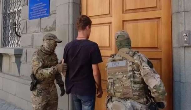 «Суд» Крыма приговорил к тюремному сроку студента за «экстремизм» «Суд» Крыма приговорил к тюремному сроку студента за «экстремизм»