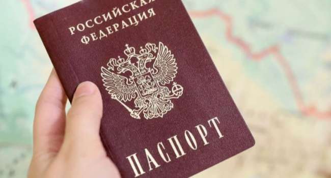 Получающим российский паспорт будут вручать подарки 