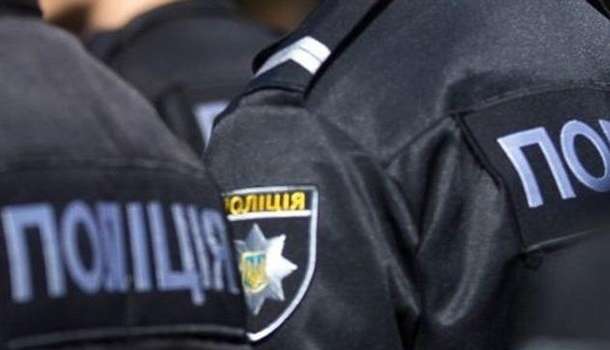«Фу мусора е**ные»: Киевский коп взял подростка за шиворот и избил, инцидент засняли на видео