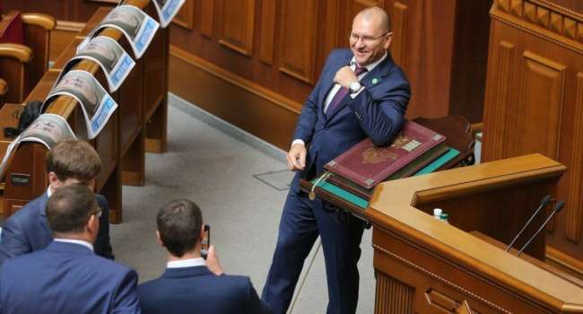 «Наконец-то! Саня Дубинский – привет!»: Шевченко прокомментировал исключение из фракции «Слуга народа» «Наконец-то! Саня Дубинский – привет!»: Шевченко прокомментировал исключение из фракции «Слуга народа»