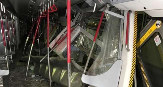 На железной дороге столкнулись два поезда метро, сотни пострадавших  