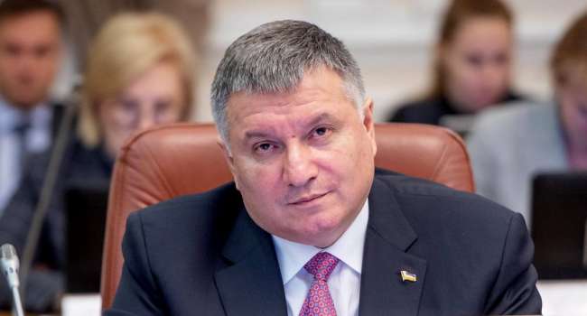 Эксперт: у Зеленского снова хотят снять Авакова, но пока боятся