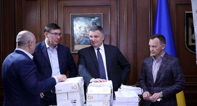 Политтехнолог: тихо и незаметно снят арест с имущества Клименко – министра доходов и сборов при Януковиче Политтехнолог: тихо и незаметно снят арест с имущества Клименко – министра доходов и сборов при Януковиче