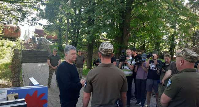 Порошенко передал воинам батальонную систему наблюдения, которая завязывает кучу мощных камер в одно целое Порошенко передал воинам батальонную систему наблюдения, которая завязывает кучу мощных камер в одно целое