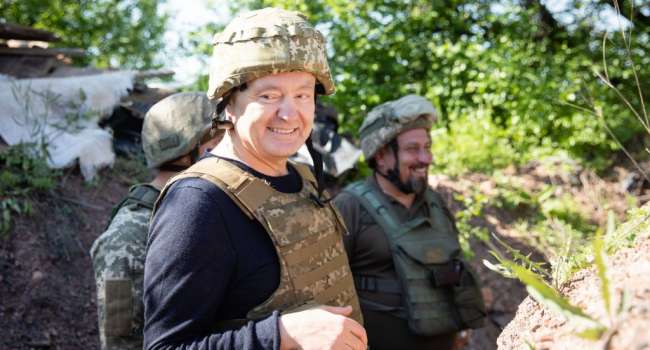 Блогер: блогеры на зарплате так погорели от вчерашней поездки Порошенко в зону ООС, что забыли добавлять к каждому упоминанию о Порохе слово «Медведчук» Блогер: блогеры на зарплате так погорели от вчерашней поездки Порошенко в зону ООС, что забыли добавлять к каждому упоминанию о Порохе слово «Медведчук»