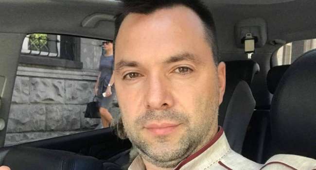 Блогер: «обнимашка» Арестовича с украинофобом Мураевым на фоне «санкционщика» СНБО Данилова – яркая иллюстрация цены их «борьбы с олигархами» Блогер: «обнимашка» Арестовича с украинофобом Мураевым на фоне «санкционщика» СНБО Данилова – яркая иллюстрация цены их «борьбы с олигархами»