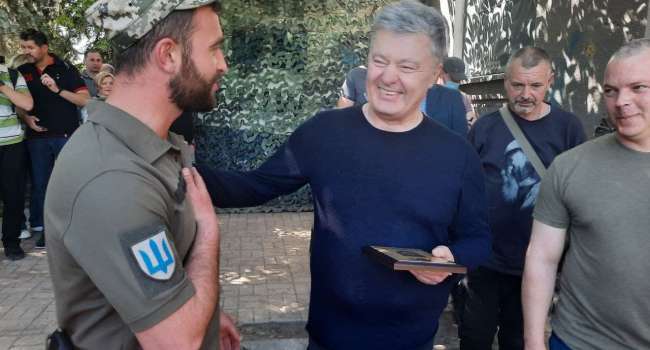 Журналист: Порошенко послал в дальнее путешествие СБУ с их повесткой Журналист: Порошенко послал в дальнее путешествие СБУ с их повесткой