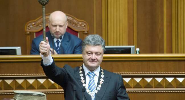 Політолог: 7 років тому Порошенко став президентом, після чого почалося відродження України