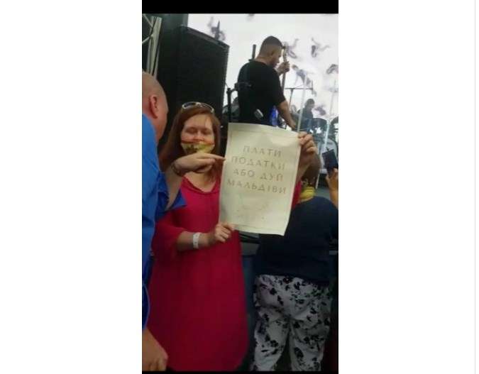 «Плати податки, або дуй на Мальдіви»: в РФ люди сорвали концерт Ани Лорак, стояв с плакатами на украинском языке