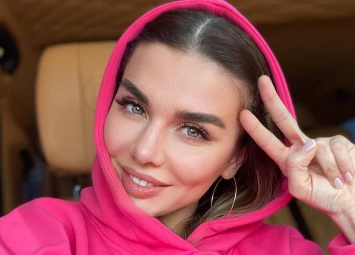 «Блин, слов вообще не разобрать», «Какие-то сопли, а не музыка!» Анна Седокова показала, как поет вживую, сняв на камеру свою репетицию с музыкантами