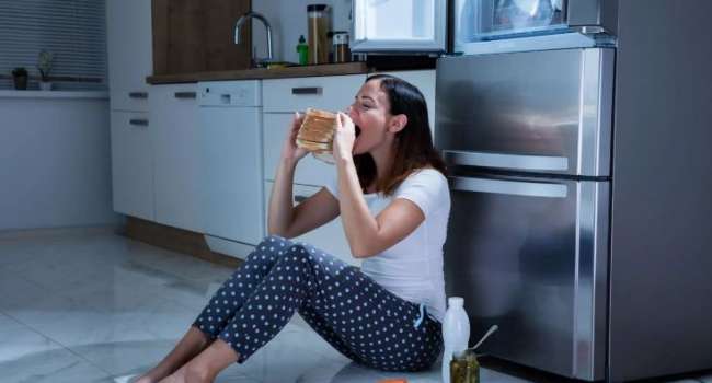 «Это связано с дефицитом воды»: диетолог рассказала, как снизить аппетит в вечернее время