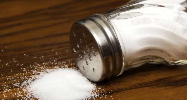«Закрепился ярлык «белая смерть»»: диетолог рассказала, как правильно употреблять соль 