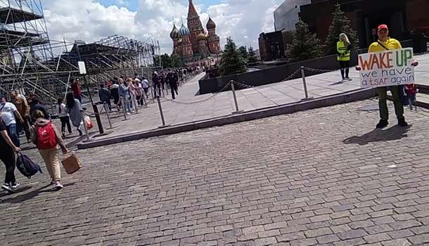 «Проснитесь, у нас снова царь»: в центре Москвы задержали участника одиночного пикета «Проснитесь, у нас снова царь»: в центре Москвы задержали участника одиночного пикета