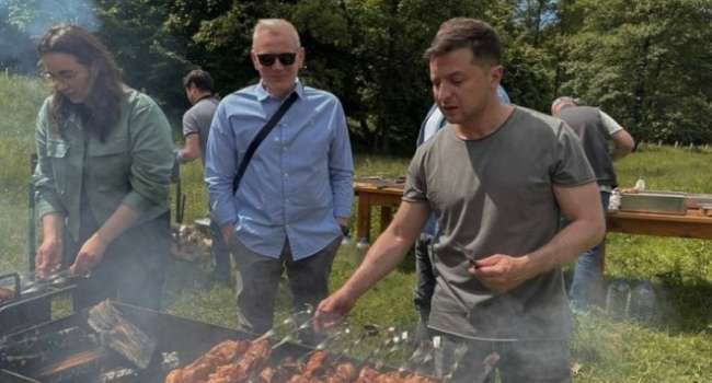 В СМИ развернулась целая дискуссия по поводу выезда журналистов «на шашлыки от президента» В СМИ развернулась целая дискуссия по поводу выезда журналистов «на шашлыки от президента»