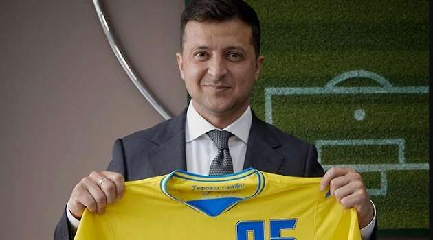 «Она умеет шокировать»: Зеленскому подарили форму сборной Украины по футболу «Она умеет шокировать»: Зеленскому подарили форму сборной Украины по футболу