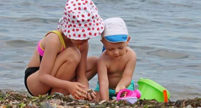 «Если получает удовольствие и не глотает воду»: Комаровский объяснил, с какого возраста можно брать детей на море 