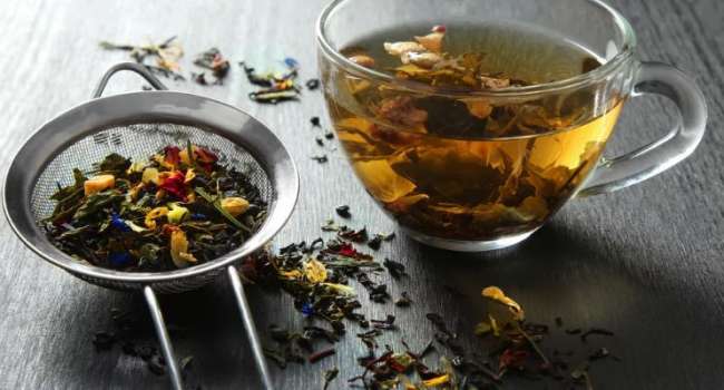 Диетологи назвали чай на травах, помогающий убрать складки на животе