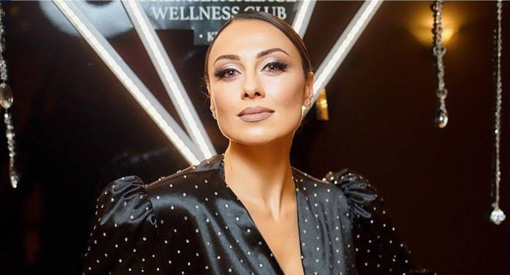 «Ммм, какой загар»: бывшая солистка группы «Никита» засветила упругую грудь в серебристом лифе