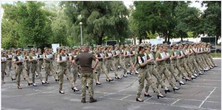 Сексизм и надругательство: соцсети раскритиковали женщин-военнослужащих на каблуках во время подготовки к параду 24 августа