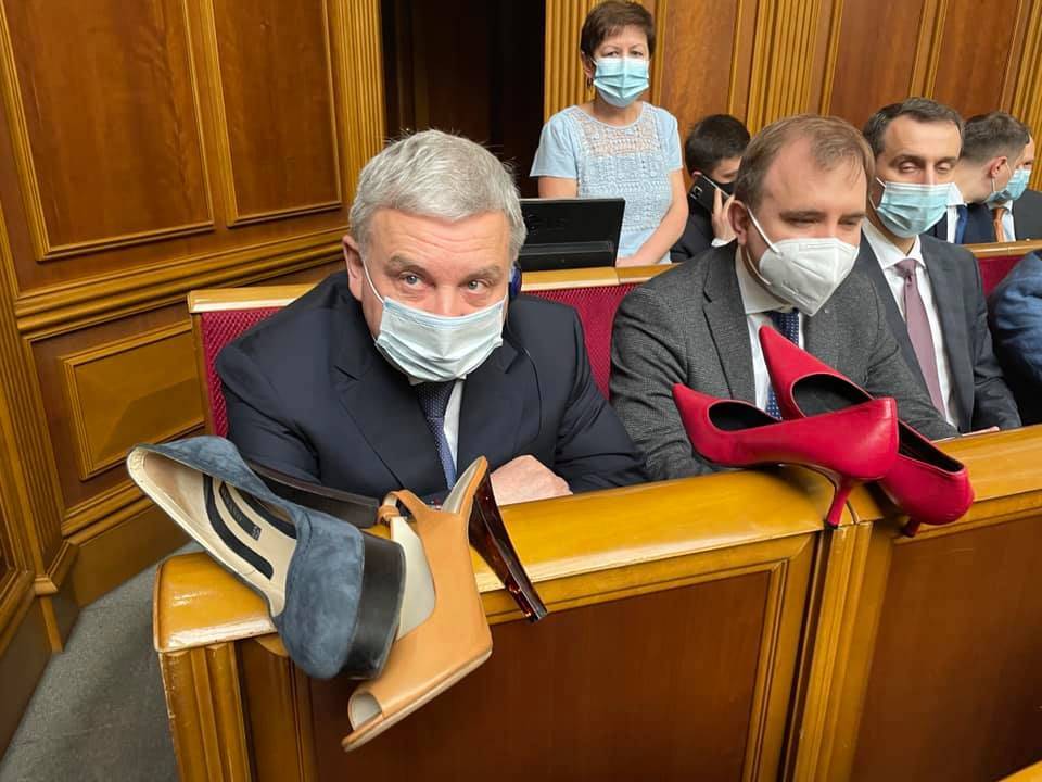 Депутаты из «Европейской Солидарности» передали Тарану и Зеленскому туфли на каблуках