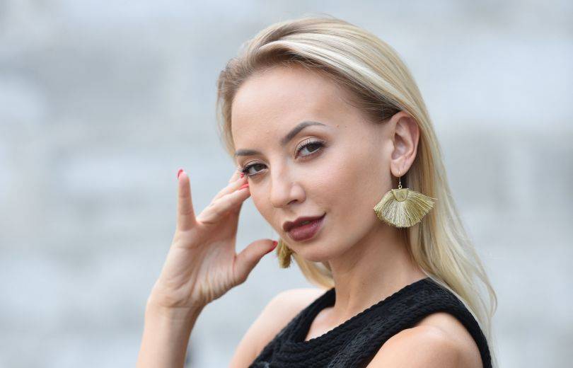 «О, даааа, детка, жарковато»: Ирина Сопонару завела сеть, стая на коленях перед фотографом в кружевном белье и с плеткой в руках