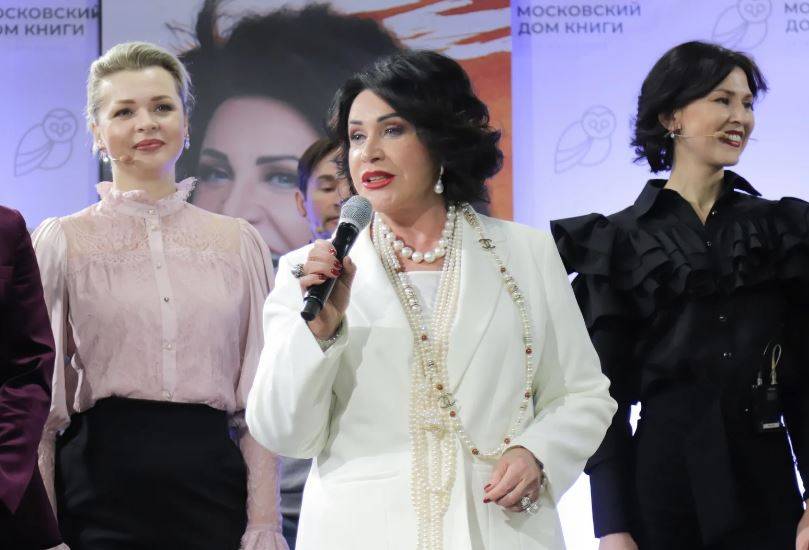 «Непристойно и вульгарно для 71-летней женщины»: пользователи не оценили Бабкину в халате