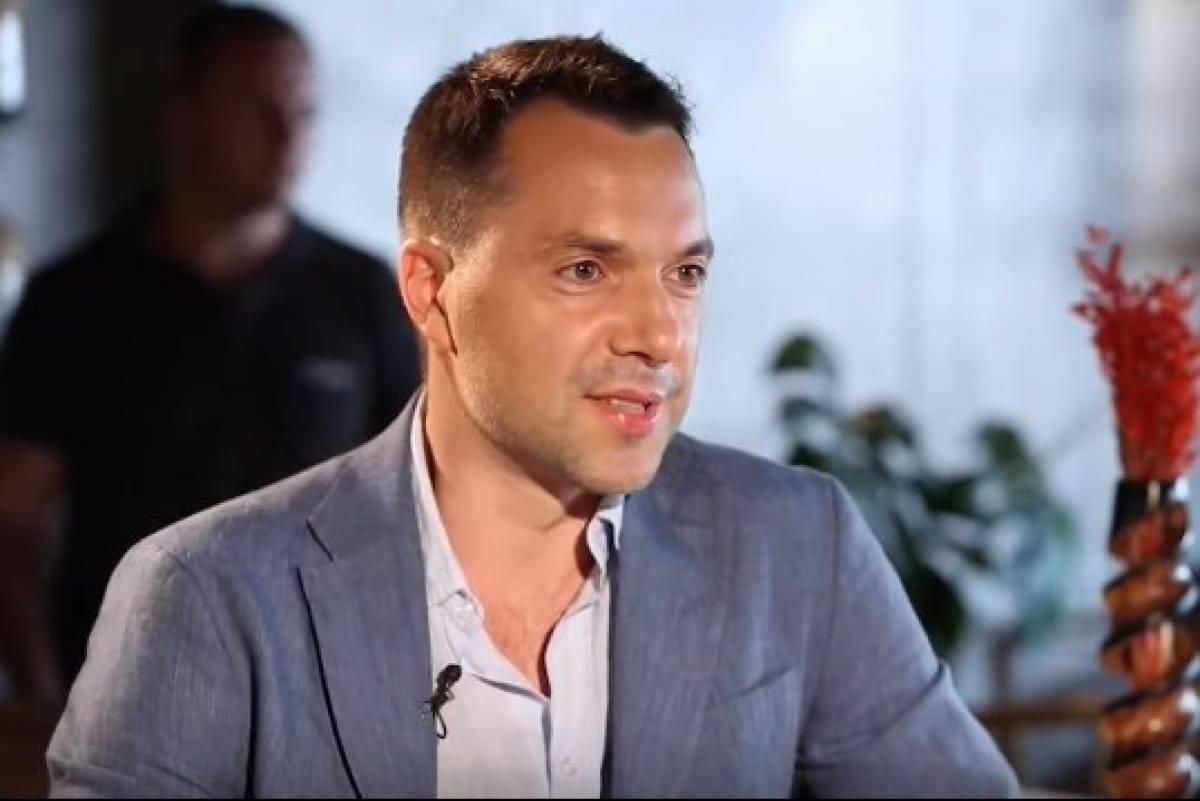 «Капризы и брыкания»: Арестович рассказал о подготовке встречи Зеленского и Путина