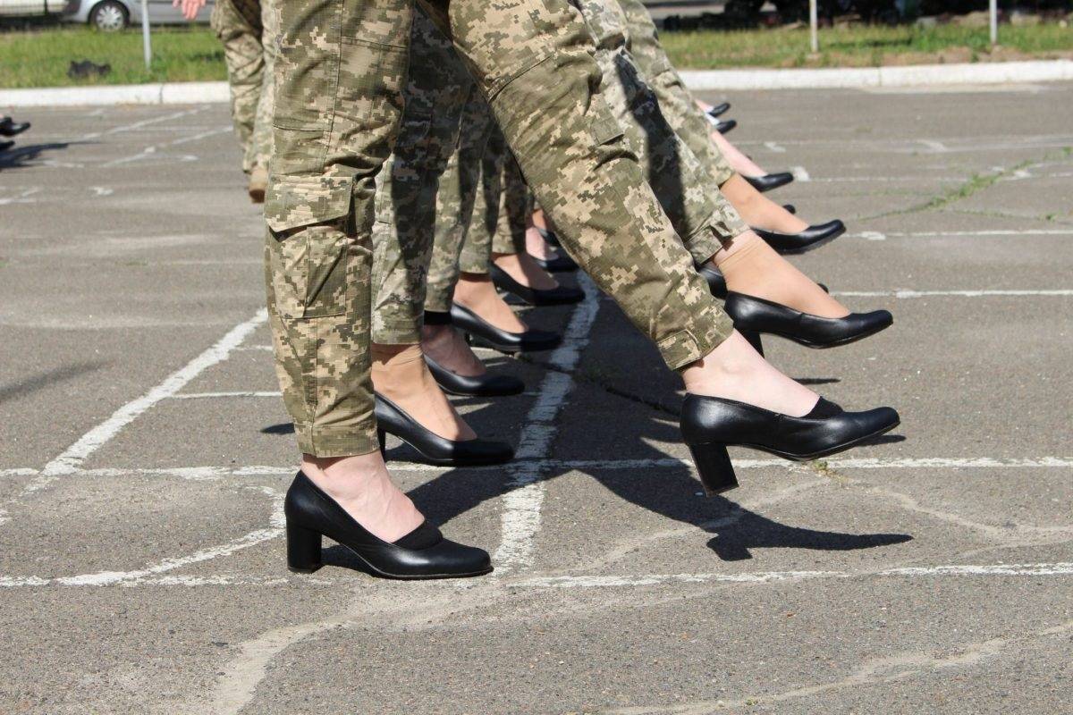После скандала с каблуками для военного парада глава Минобороны Таран дал новое поручение