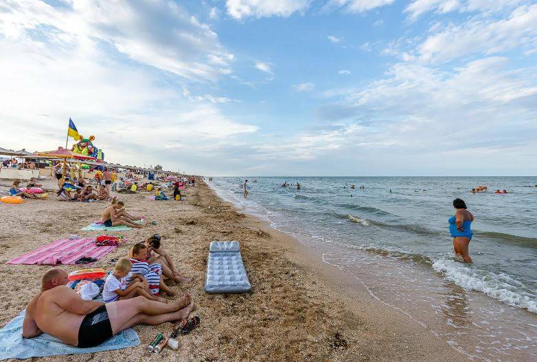 «Сплошной кисель»: украинцы пожаловались на отдых на курортах Азовского моря