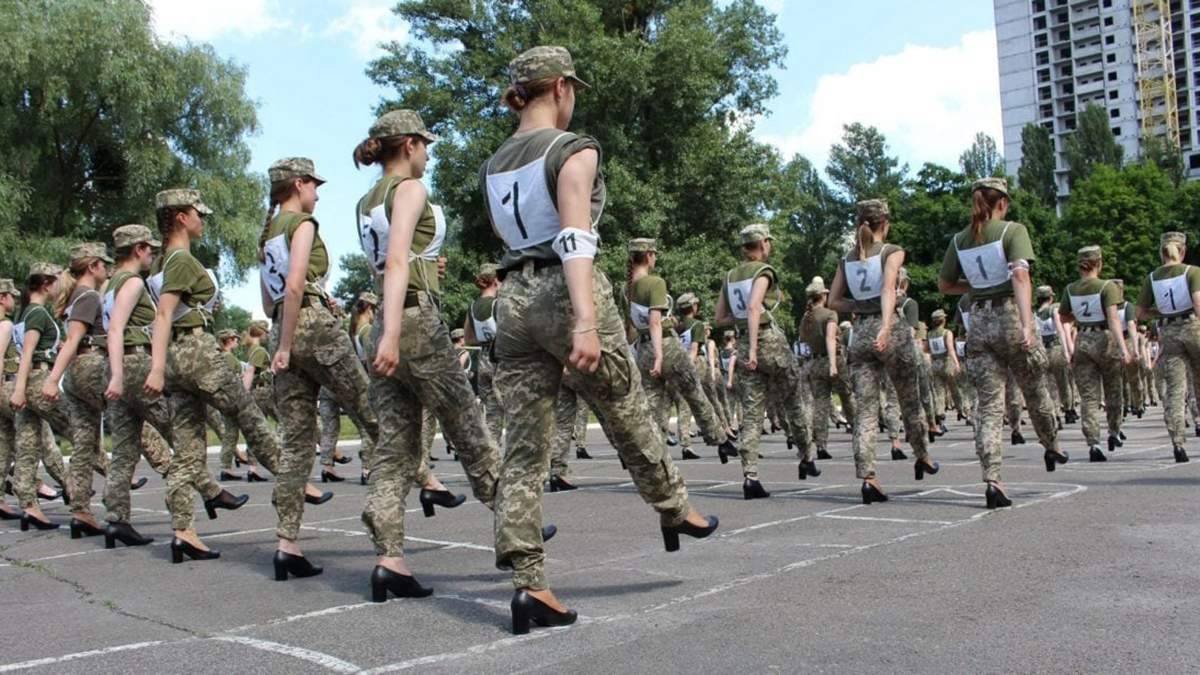 «Не очень удобно маршировать»: нардеп от «Слуги народа» возмутилась каблуками женщин на параде
