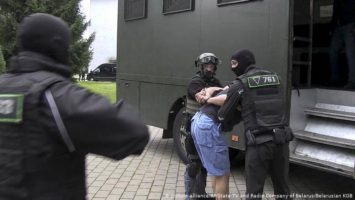 Блогер: украинцы быстро забыли признание Зеленского в срыве спецоперации по задержанию российских боевиков
