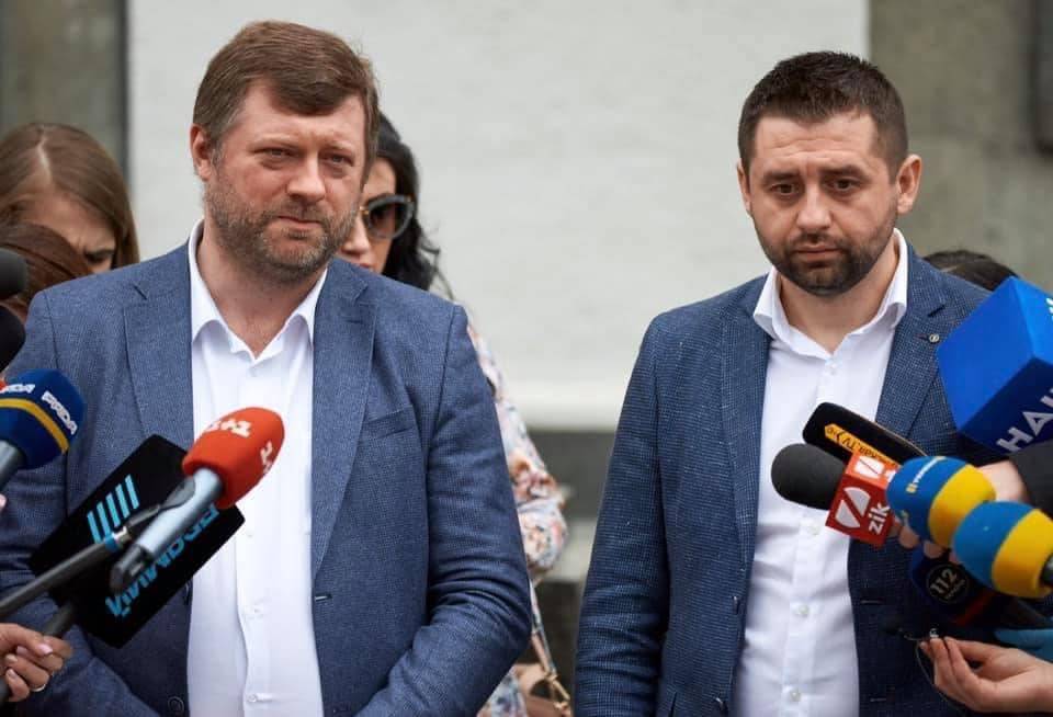 Политолог: Зеленский «ложится» под коммунистический Китай, а все чего-то критикуют Арахамию и Корниенко