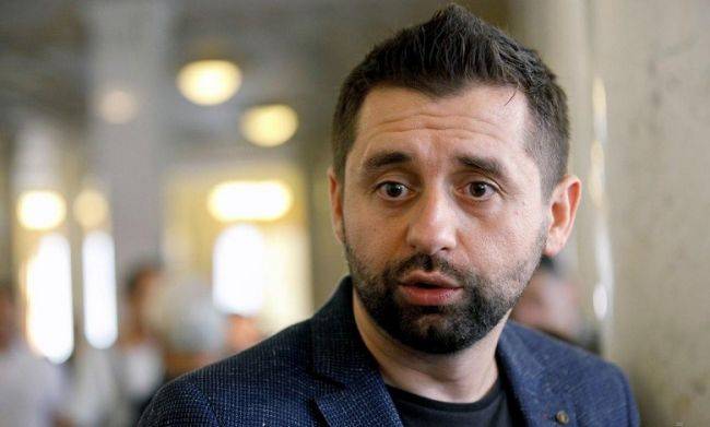 Нардеп: Арахамия готов даже быть посмешищем, ведь он идет к своей цели – к материальному благополучию любой ценой