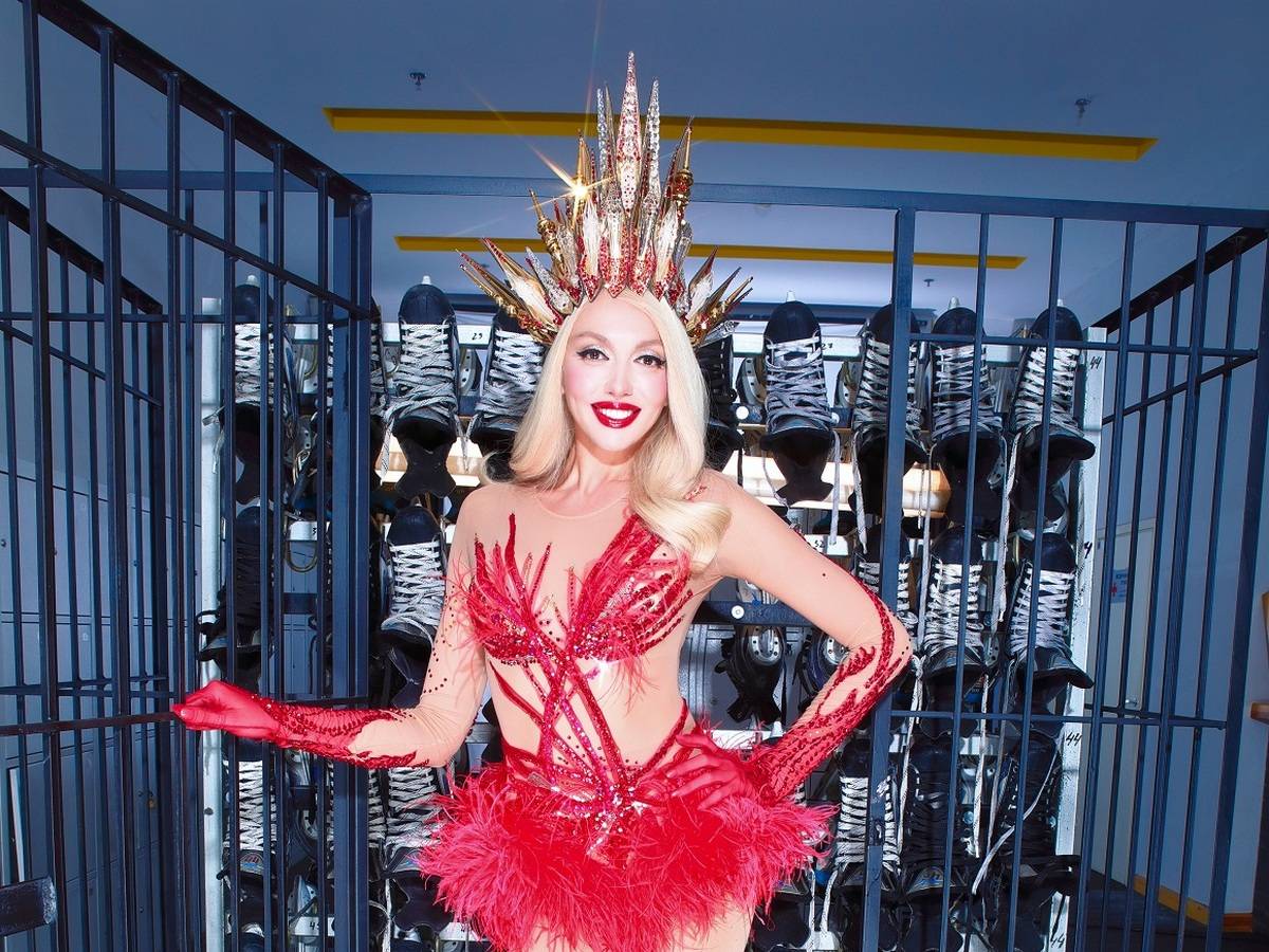 «Я просто тащусь от вас и ваших песен»: Оля Полякова выпустила в сети новую песню «Взрослая девочка»