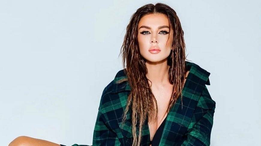 «Очень сексуальная пара!» Анна Седокова позировала полуголой в объятьях мужа, сливаясь с ним в поцелуе