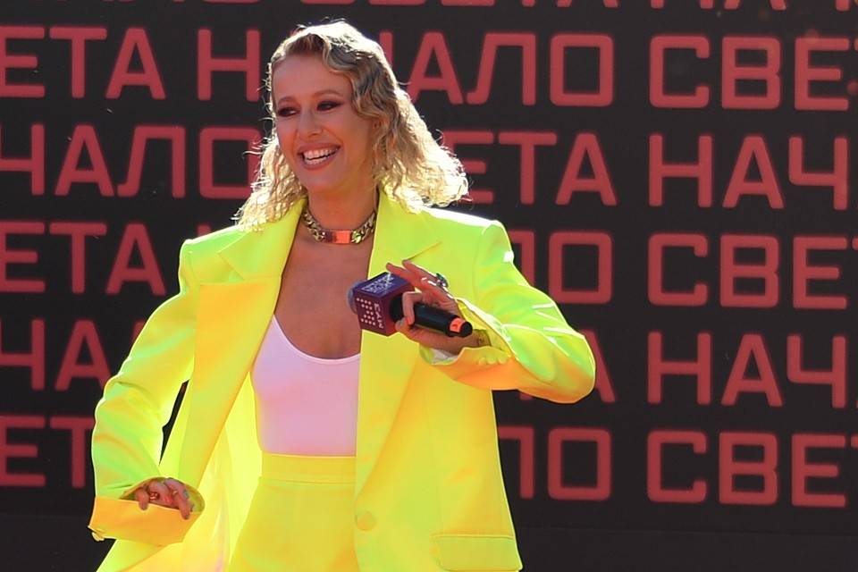 «Как дедушка и бабушка на золотой свадьбе»: Ксения Собчак обнародовала личное фото с мужем, где была запечатлена во время поцелуя с ним