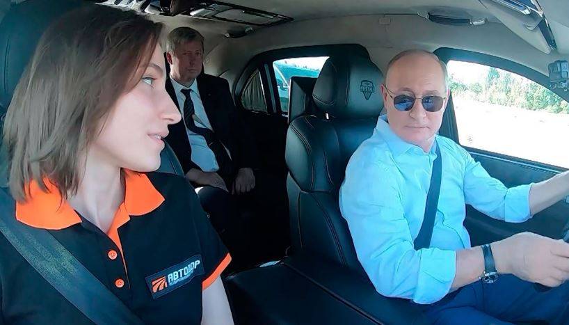 «Кто это - непонятно, но её водитель Путин»: москвичи заметили Президента РФ за рулем автомобиля
