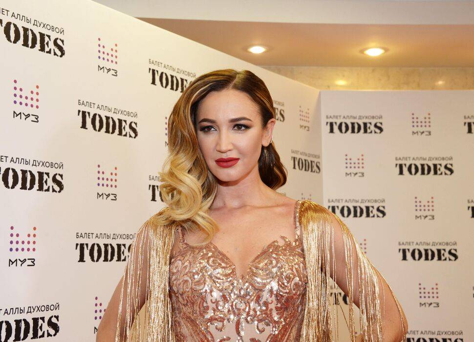 «Серьёзно?!  Пора уже голой появится», «Извините, но это уже перебор»: Ольга Бузова вблизи сфотографировала свои полуголые ягодицы, чем разгневала поклонников