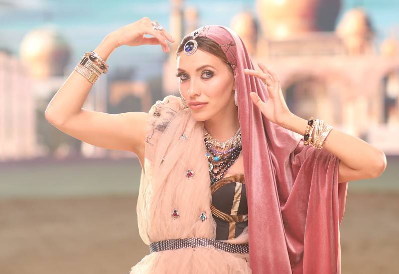 «Я заваливалась между мамой и папой, чувствуя себя как в гнездышке, и мы смотрели интересное кино»: Регина Тодоренко поделилась теплым воспоминанием с детства