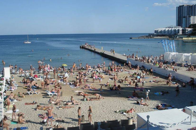 «Просто болото»: туристы пожаловались на грязный пляж в Одессе