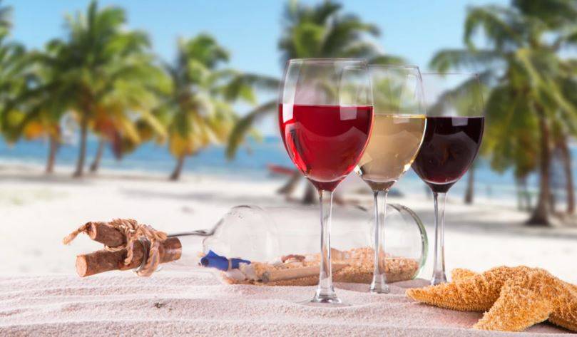 Иногда можно: диетолог рассказала о наиболее безопасном спиртном напитке в жару