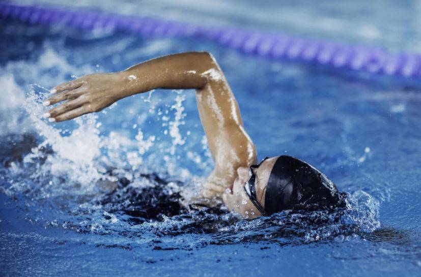 «Плохо спите или устали на работе»: В Минздраве посоветовали заняться плаванием