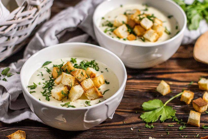 Вкусно и сытно в жару: кулинары поделились рецептом сырного супа с гренками