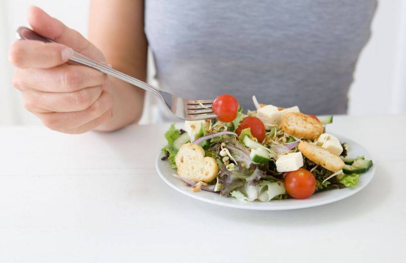 «Обязательно термически обрабатывать»: доктор рассказала о правильном рационе питания в жару