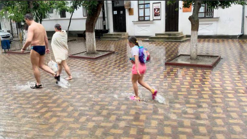 Циклон не хочет уходить: в который раз в Крыму объявили о новых ливнях