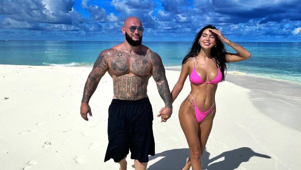 «Многие скажут, что маме четверых детей так не можно, но я себе всё разрешила»: Оксана Самойлова возбудила сеть своими полуголыми фото в стрингах и без бюстгальтера