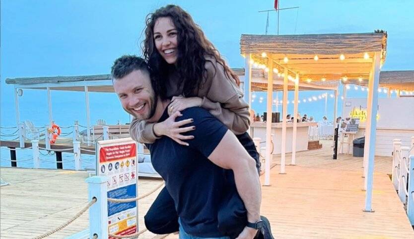 «Миша моргни, если тебя заставляют», «Уставший паренёк с нестиранными носками»: Анна Богдан поделилась неожиданными постельными фото с Михаилом Заливако